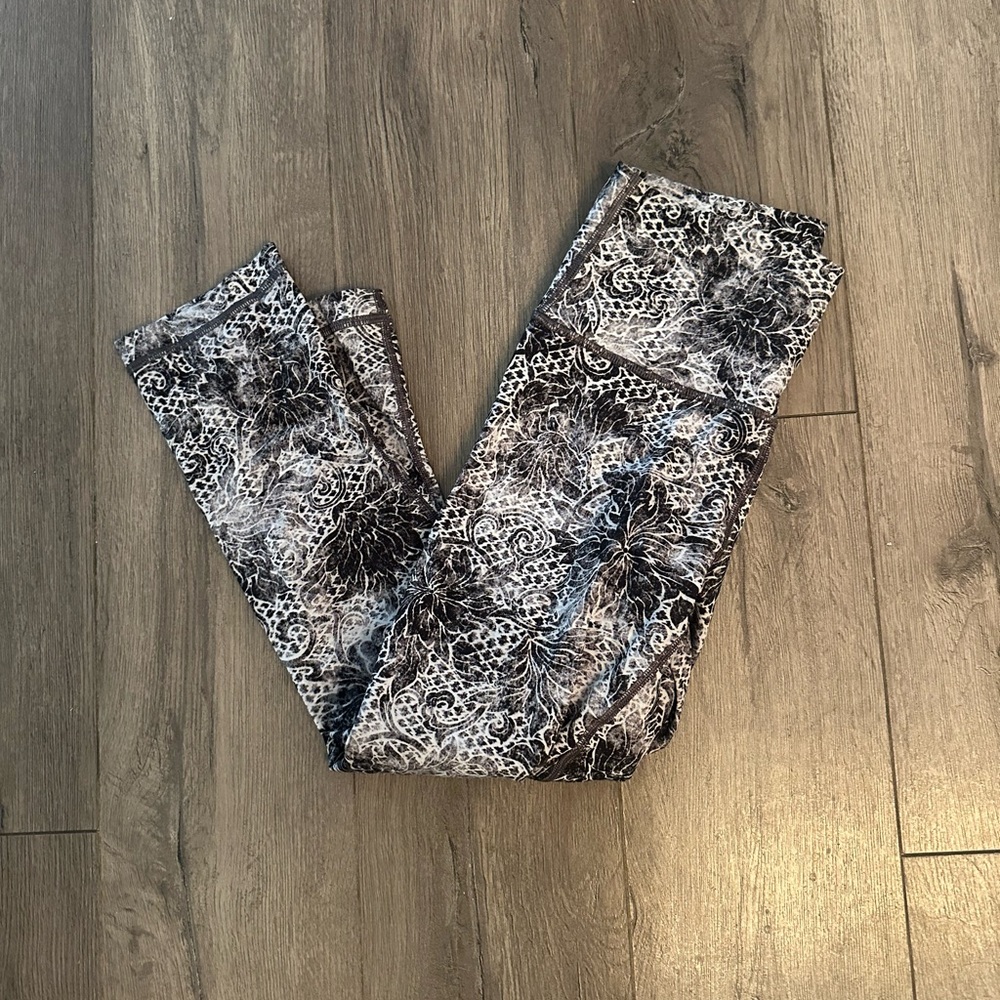 lululemon athletica Black and White 3/4 Leggings
